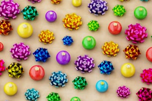 un grupo de bolas de colores y lazos sobre una mesa