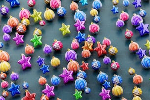 un tavolo sormontato da un sacco di palline colorate e stelle