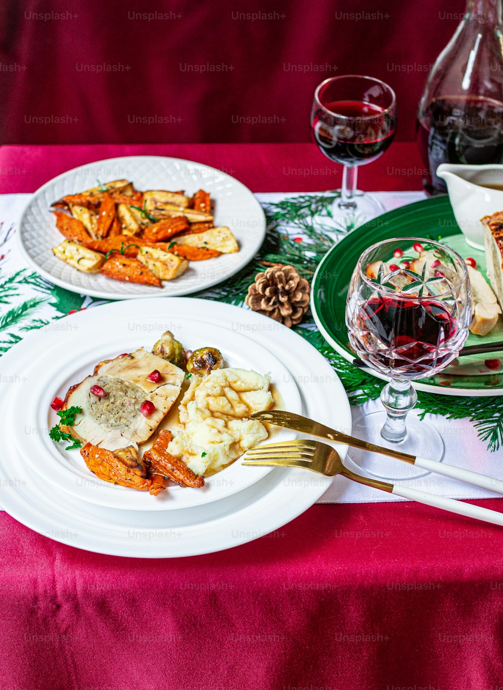 una mesa cubierta con platos de comida y copas de vino