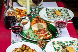 uma mesa coberta com pratos de comida e taças de vinho