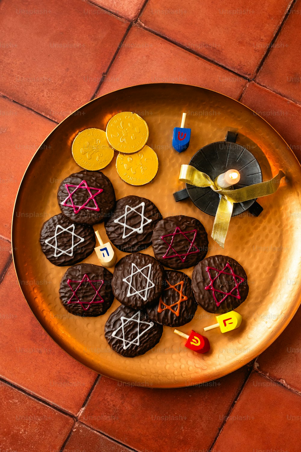 un piatto di biscotti decorato con lettere e numeri