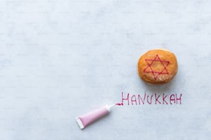 하누카라는 단어가 적힌 도넛