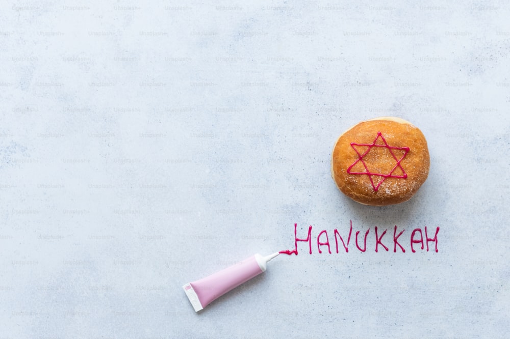 Una ciambella con la parola Hanukkah scritta sopra