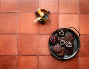 um prato de biscoitos sentado em cima de um piso de azulejo vermelho