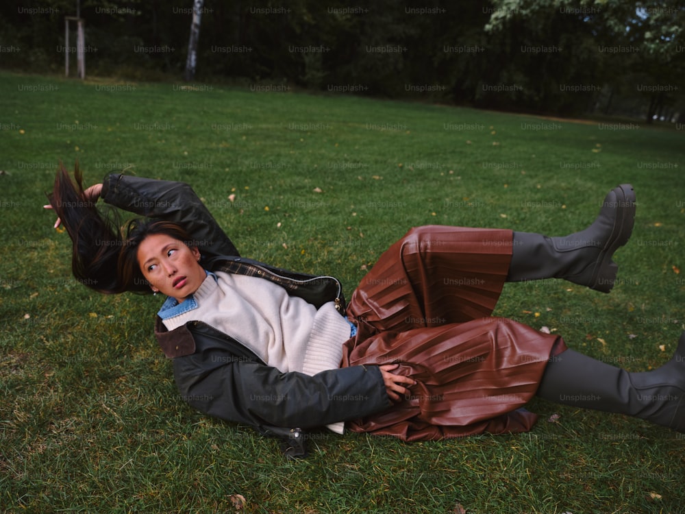 Una donna sdraiata a terra in un parco