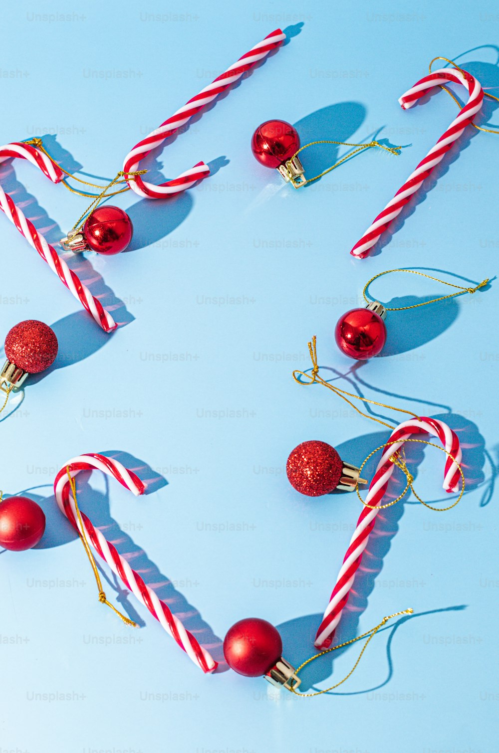 파란색 배경에 사탕 지팡이와 크리스마스 장식품의 그룹