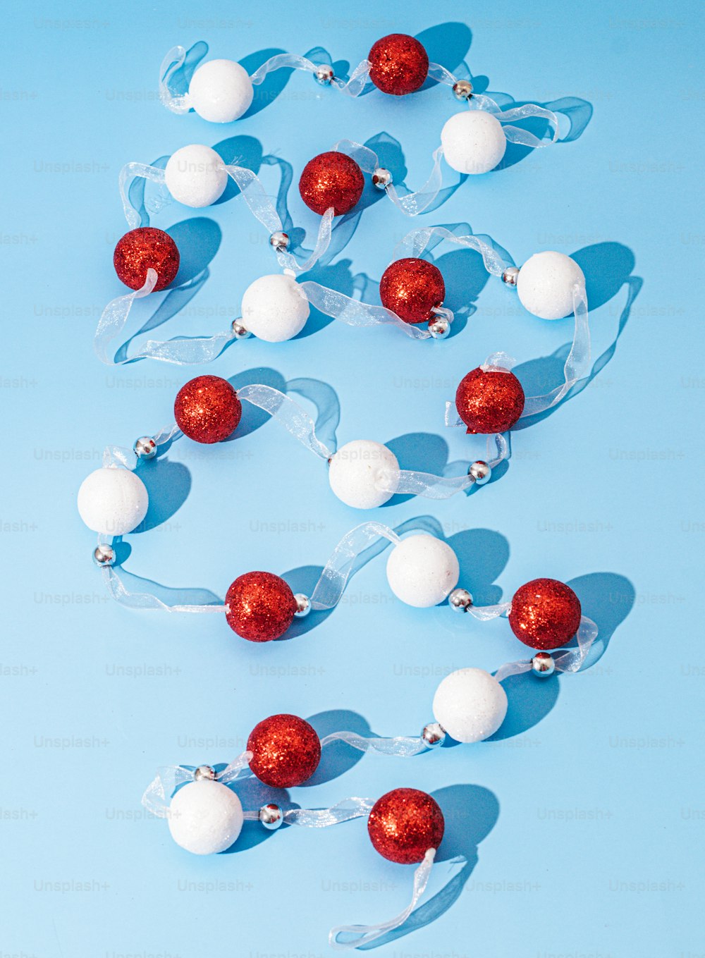 파란색 배경에 빨간색과 흰색 장식품 그룹