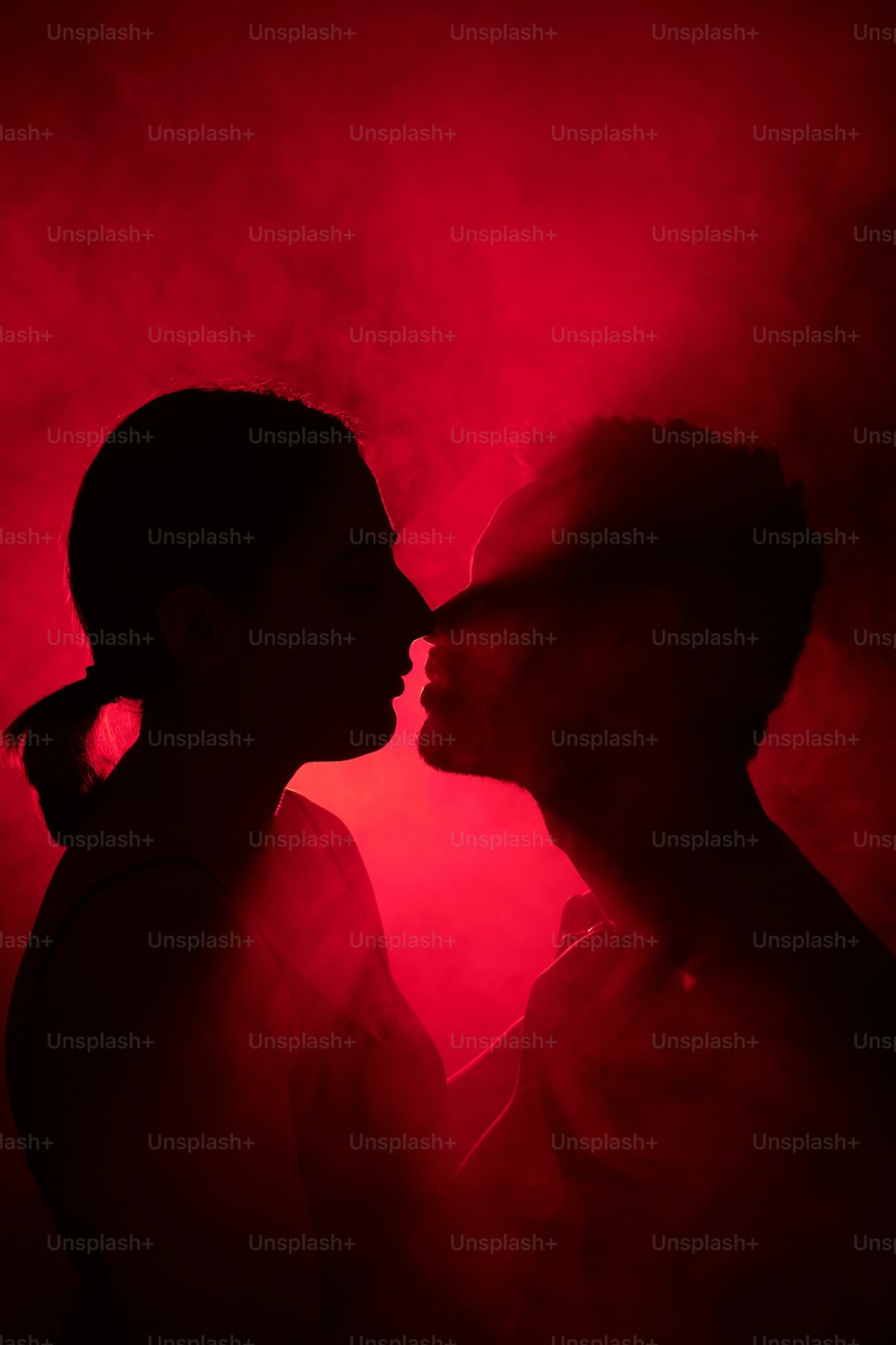 Ein Mann und eine Frau küssen sich im Dunkeln