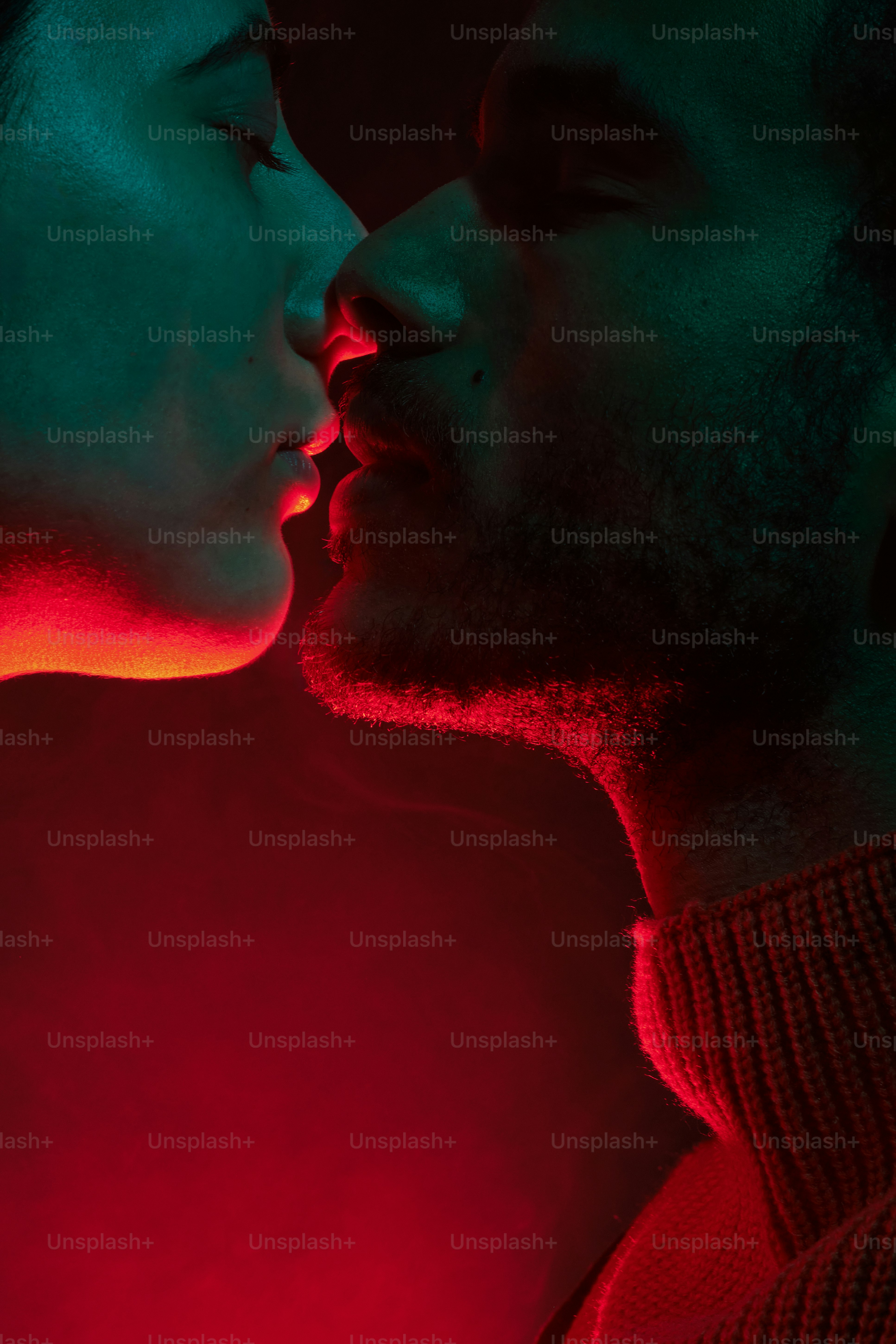 seorang pria dan seorang wanita berciuman dalam kegelapan