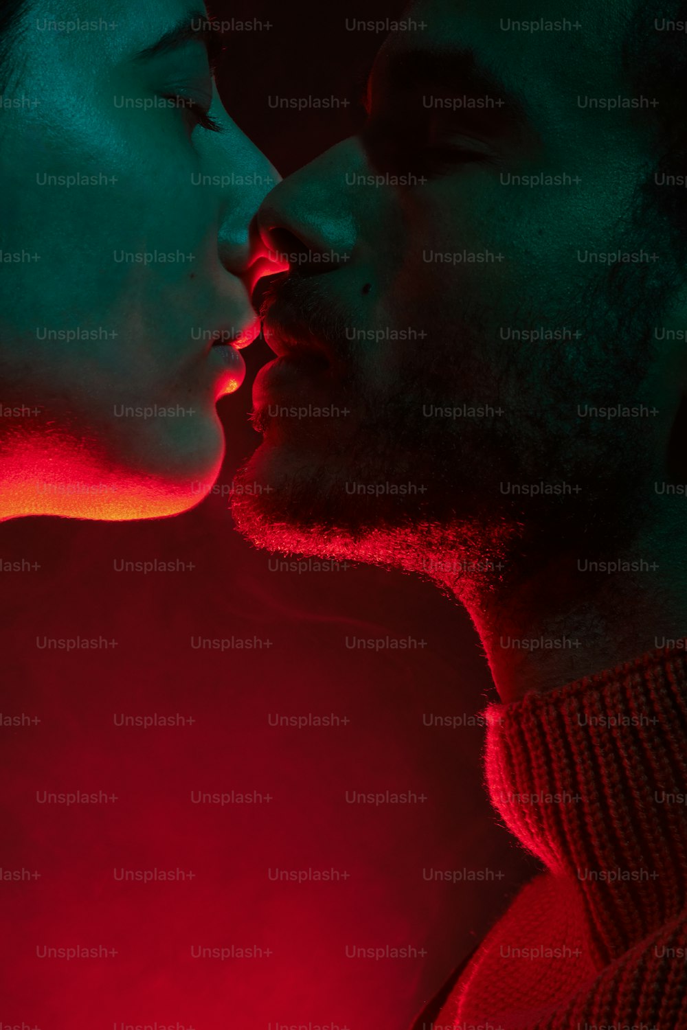 Ein Mann und eine Frau küssen sich im Dunkeln