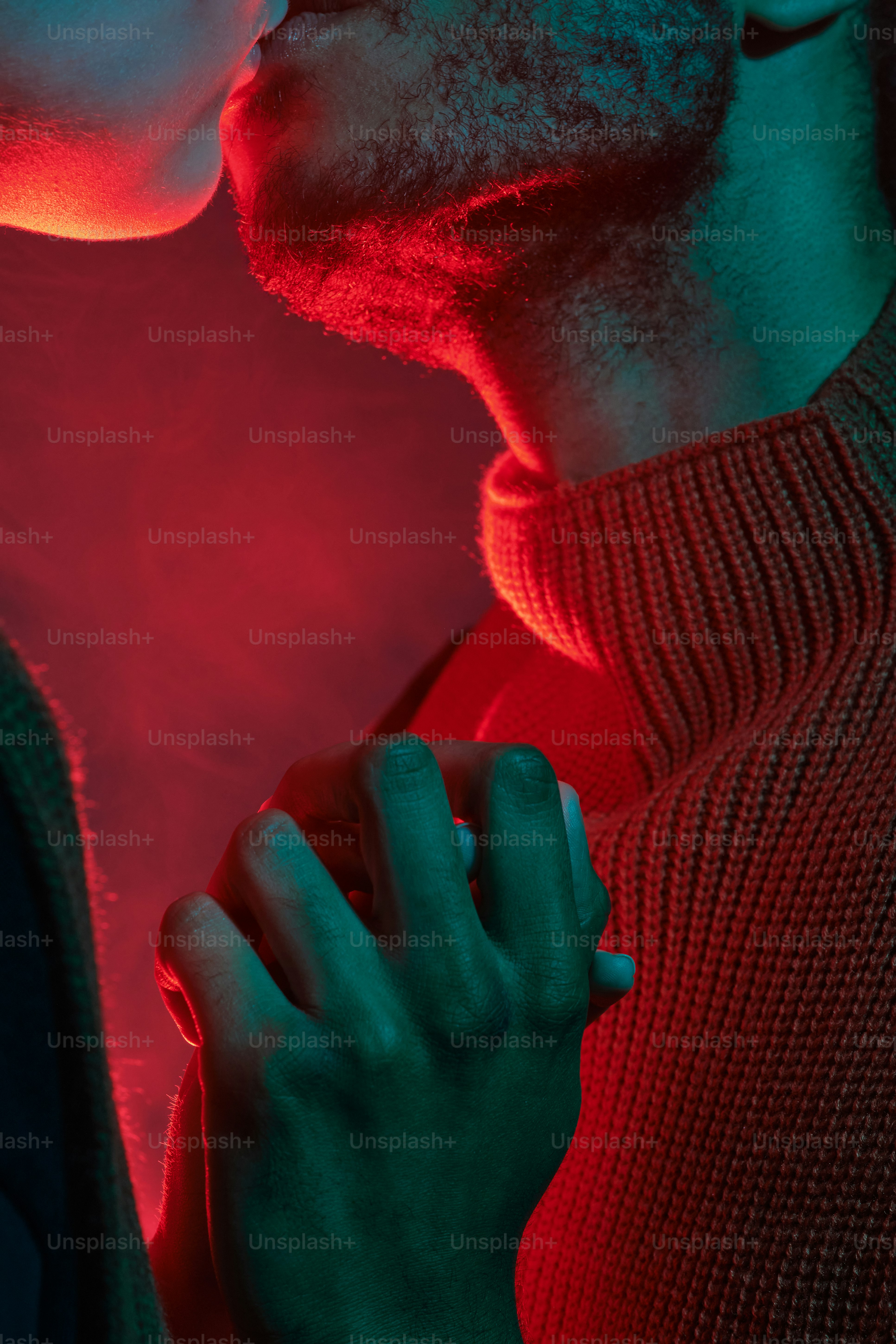 Foto zum Thema Ein Mann und eine Frau küssen sich im Dunkeln Bild zu