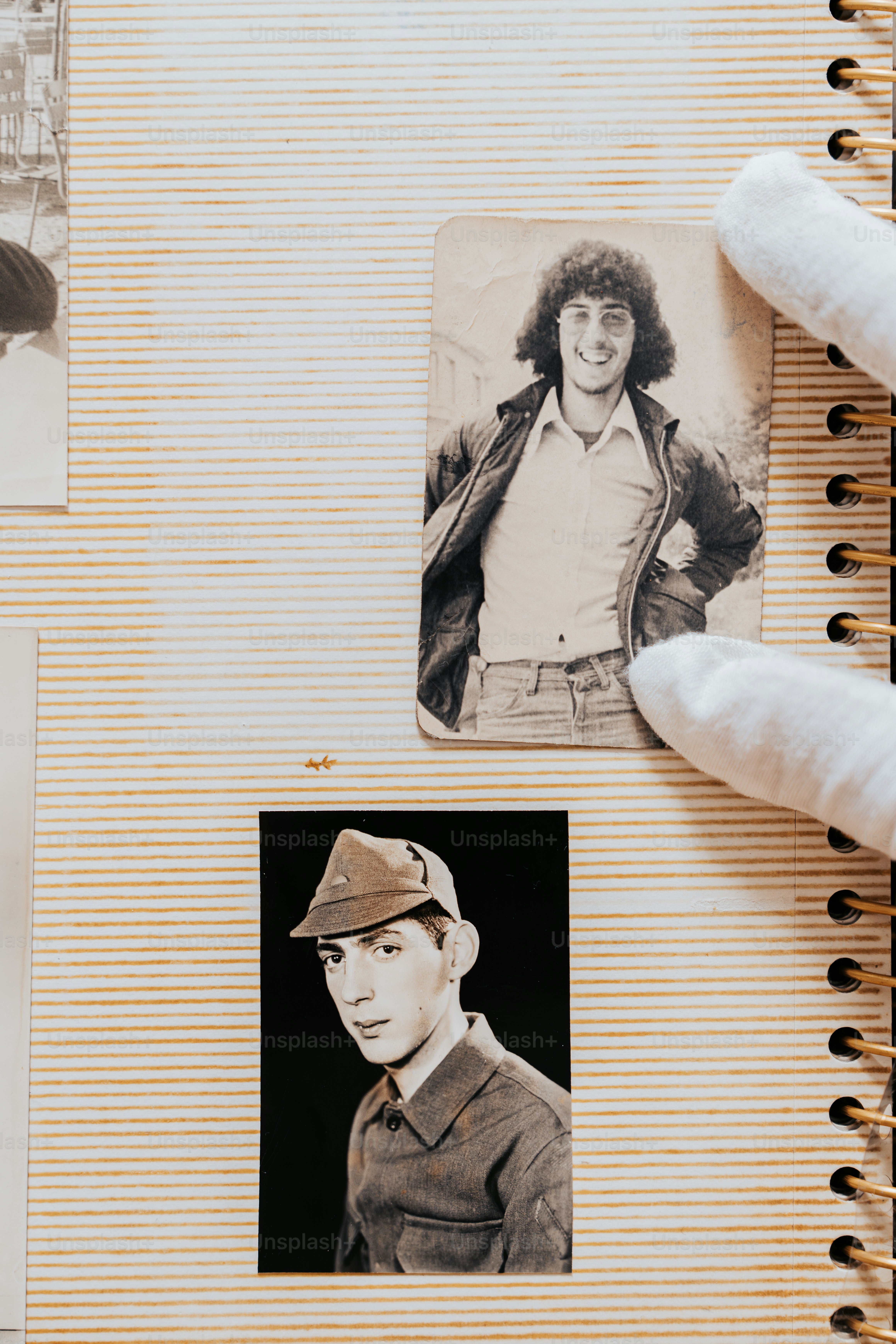 eine Hand, die ein Blatt Papier mit Fotos darauf hält
