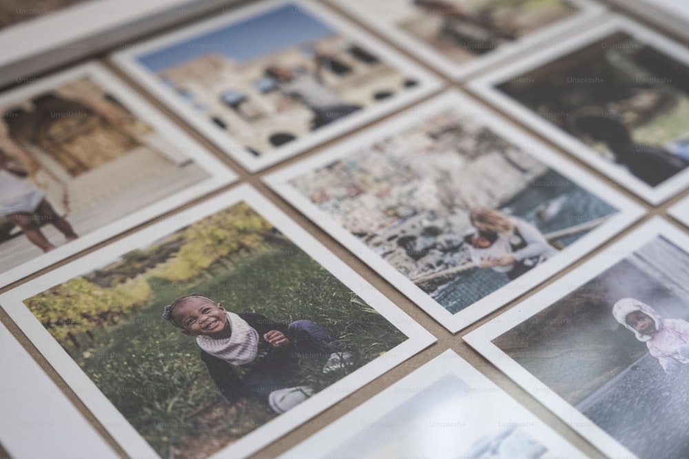 Un tas de photos Polaroid sont disposées sur une table