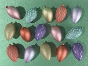 un mucchio di ornamenti di colori diversi su una superficie verde