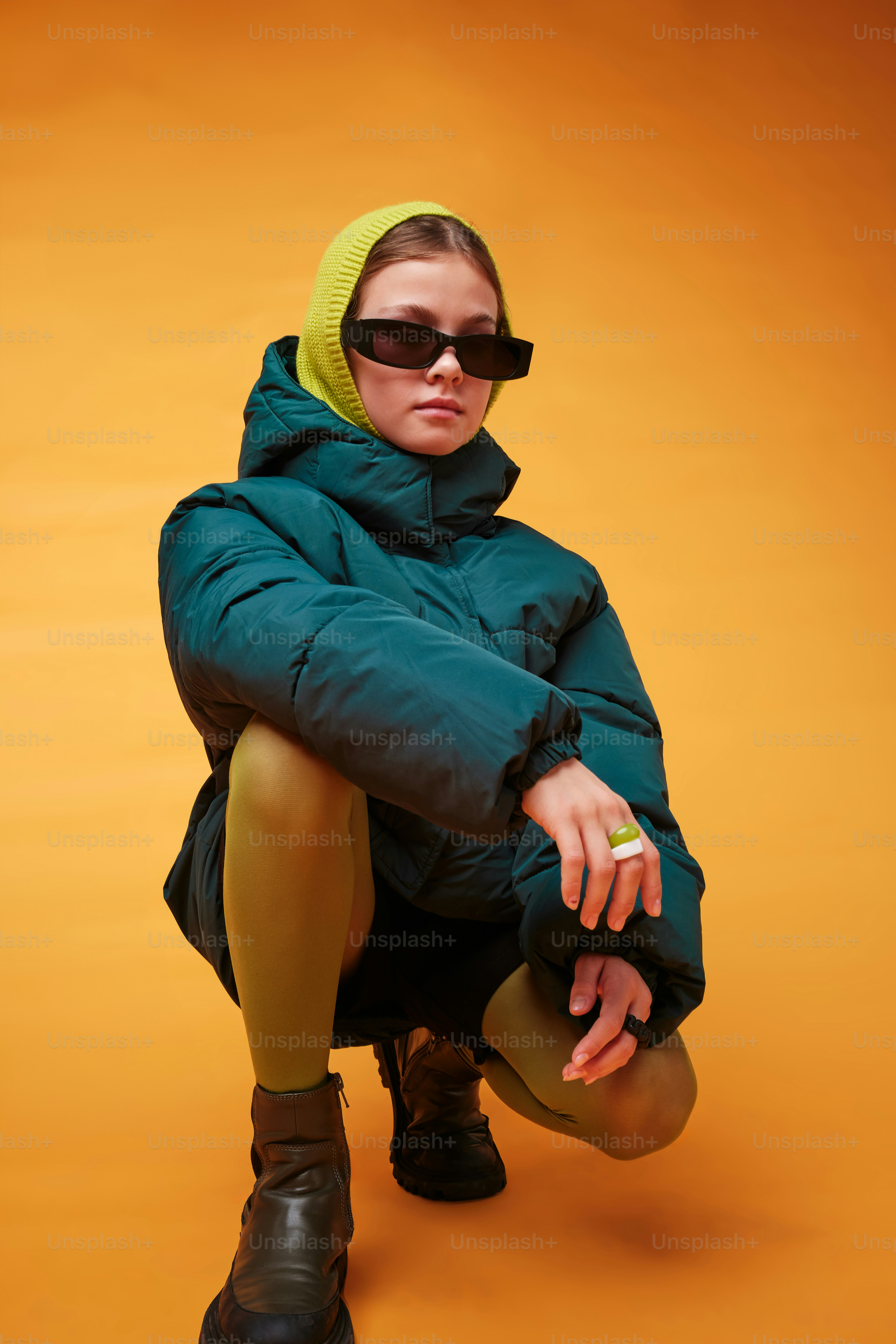 una donna in cappotto verde e stivali neri