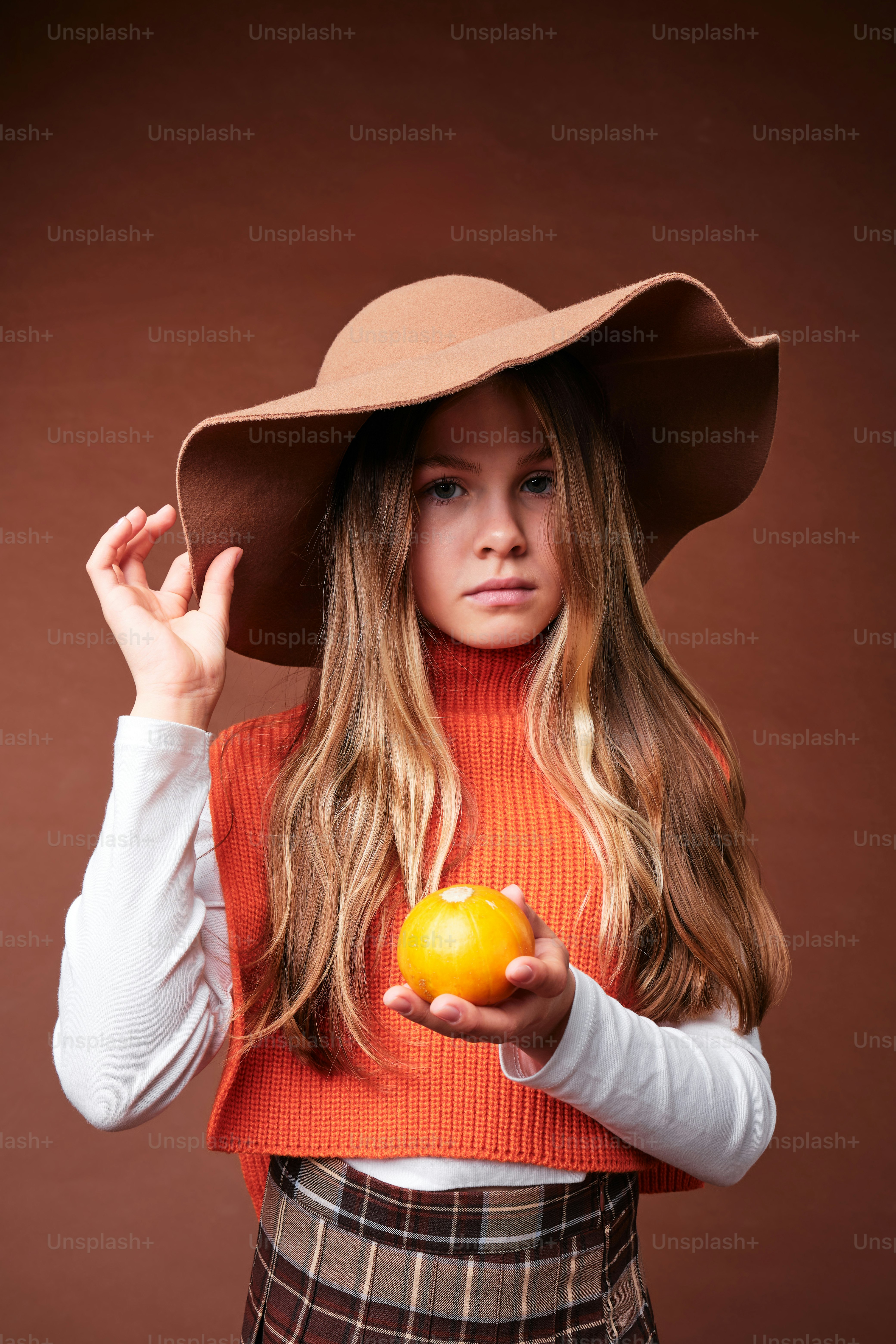 오렌지를 들고 모자를 쓴 여자