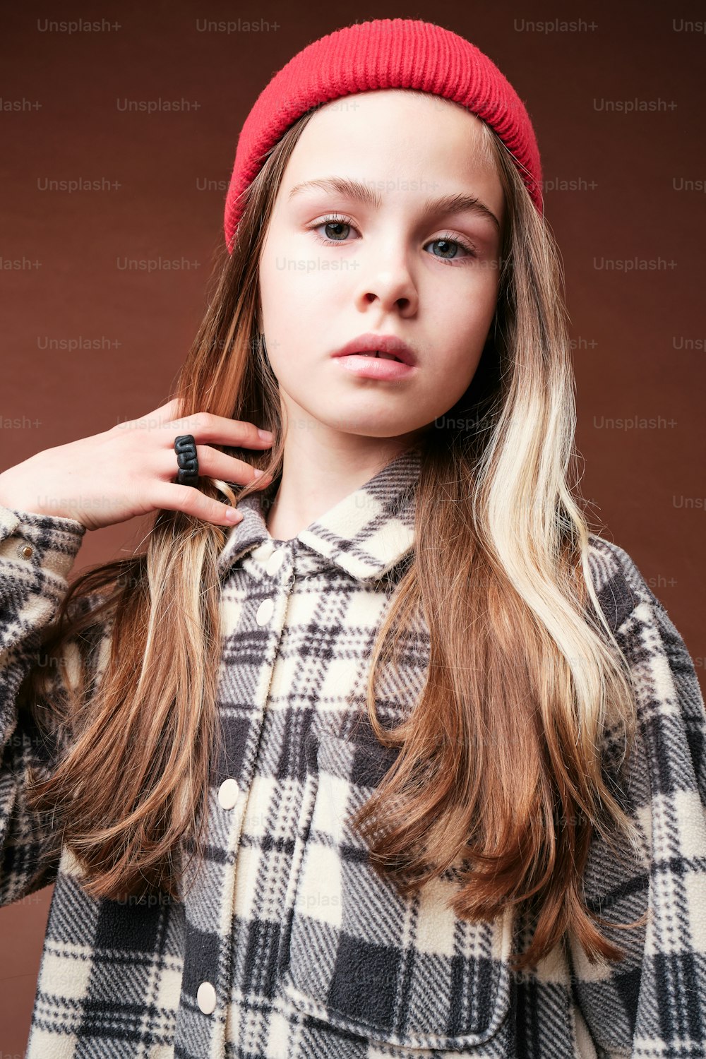 uma menina com cabelo comprido usando um chapéu vermelho