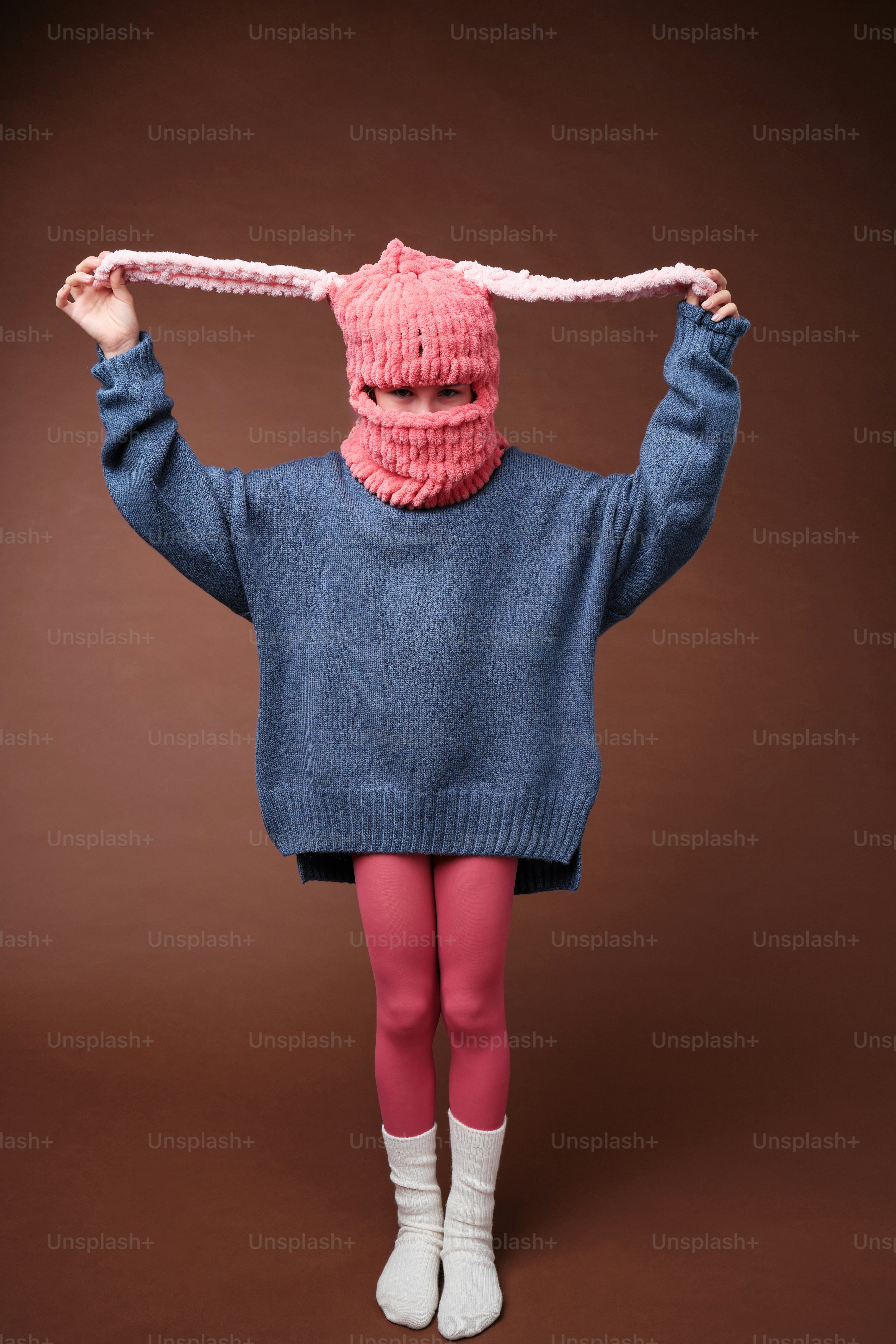 머리에 분홍색 모자를 쓴 어린 소녀