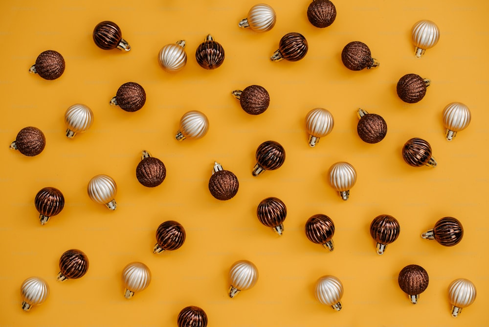 黄色い背景にチョコレート菓子のグループ