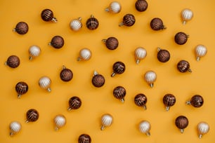 un gruppo di caramelle al cioccolato su sfondo giallo
