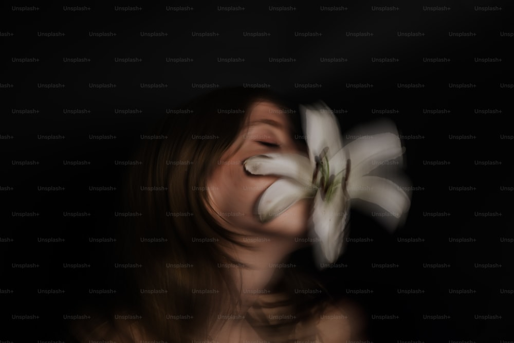 una mujer con una flor en la boca