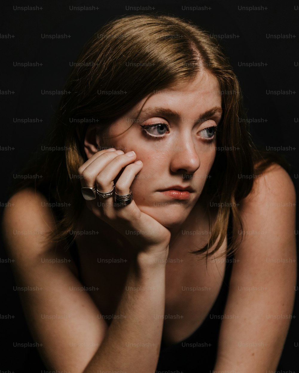 Eine Frau posiert für ein Foto mit den Händen im Gesicht