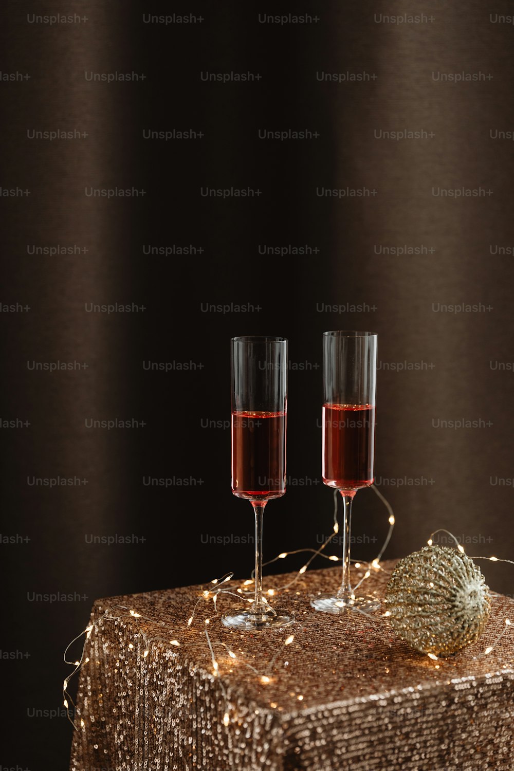 Dos copas de vino encima de una mesa