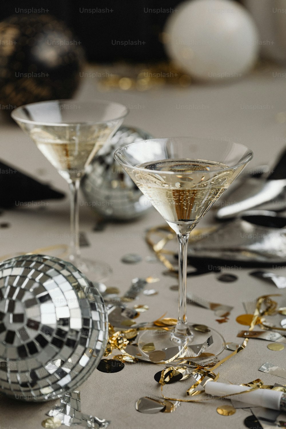 una mesa cubierta con copas de champán y confeti