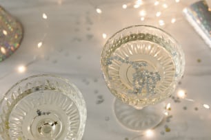 duas taças de vinho transparentes sentadas em cima de uma mesa