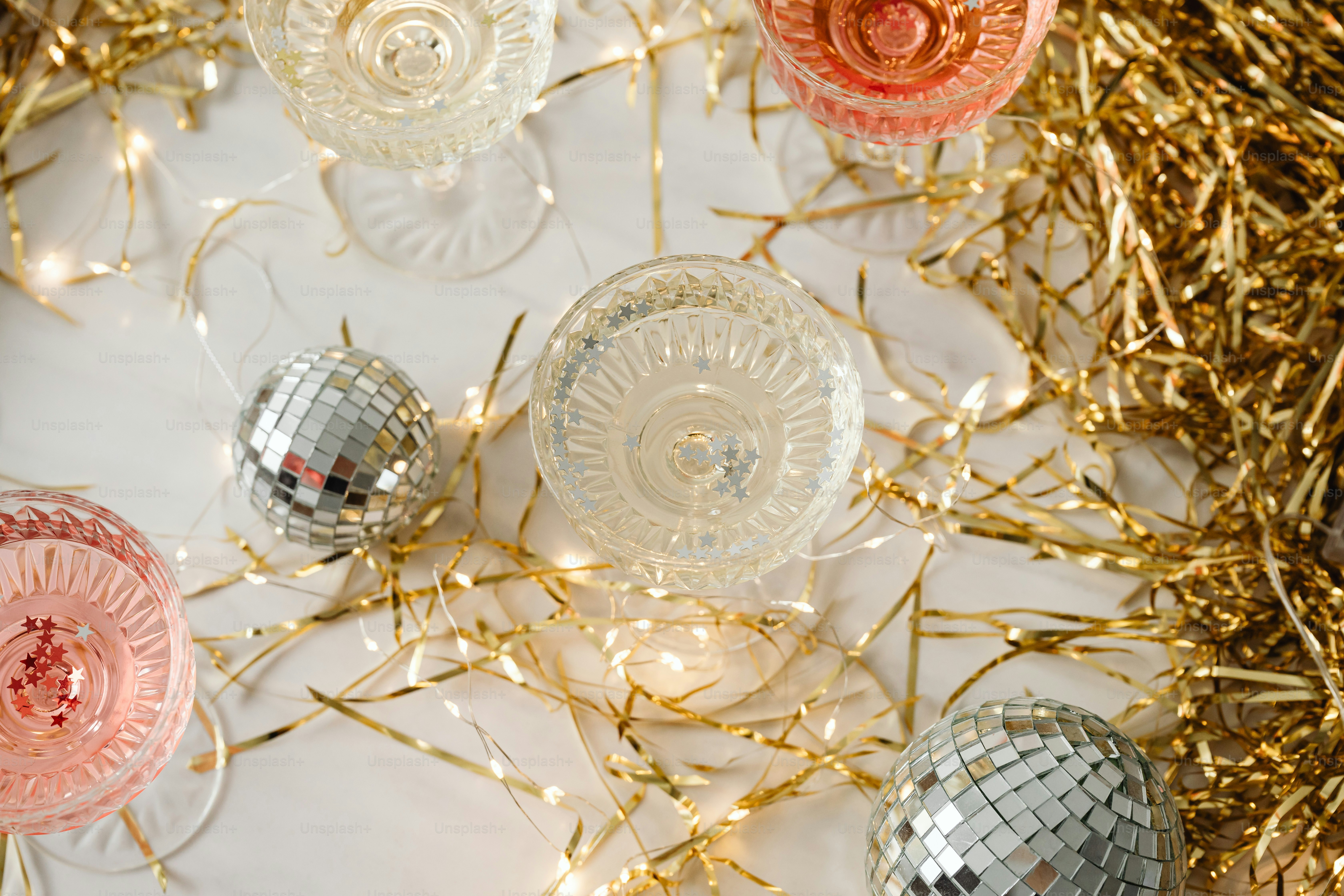 A clear glass sitting on top of a table photo – Party Image on Unsplash