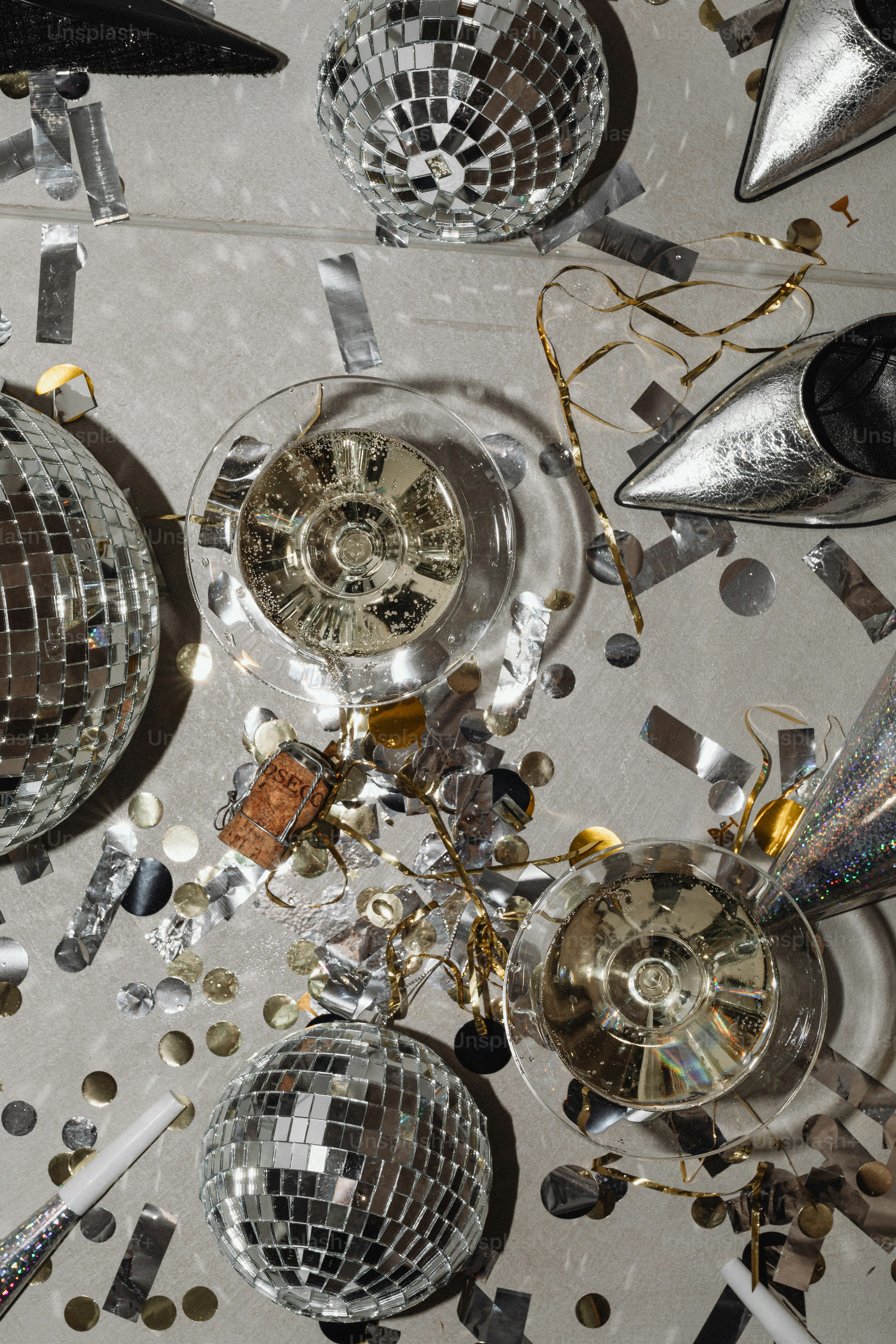 ein Tisch mit Discokugeln und Discolichtern