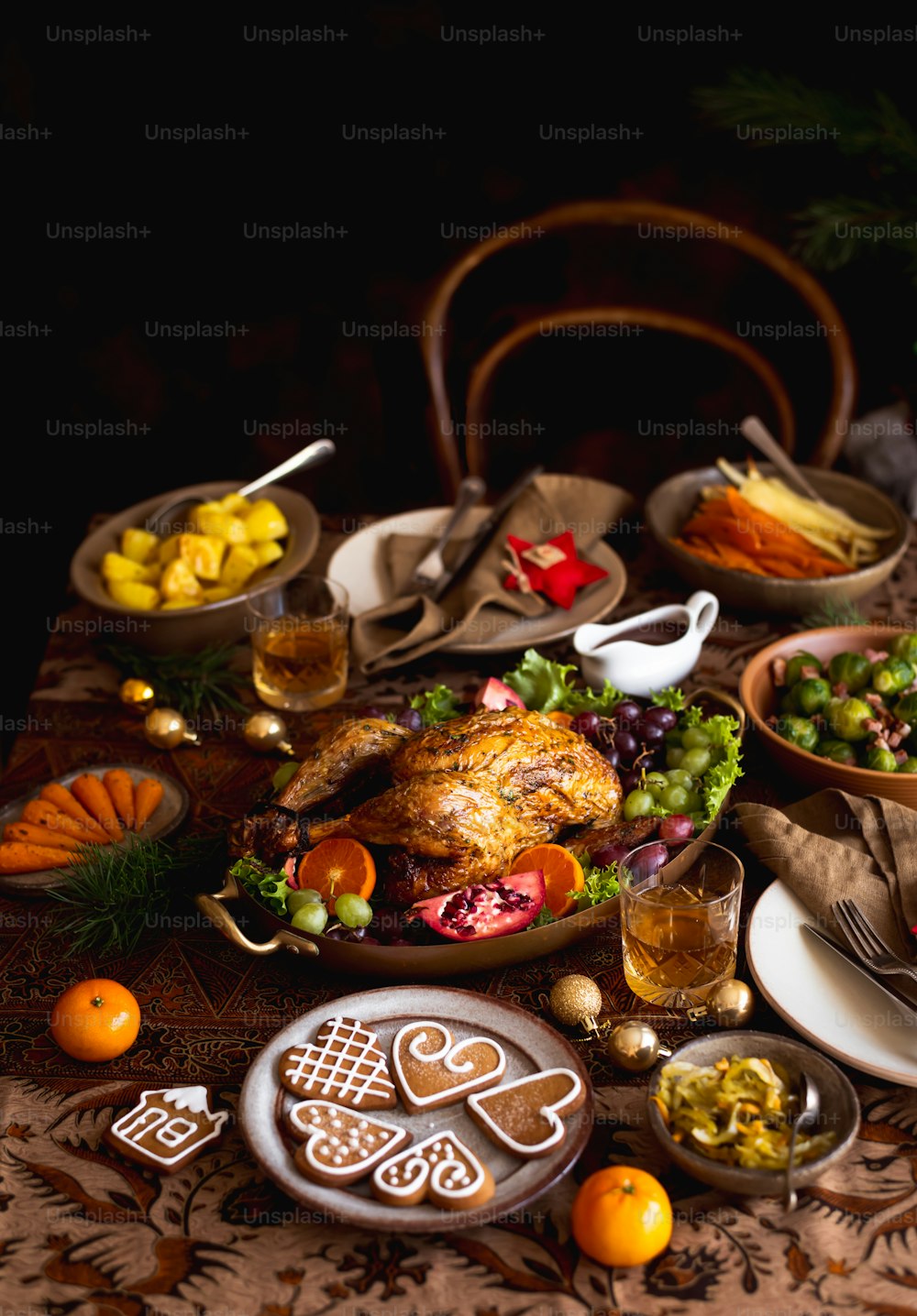 uma mesa coberta com pratos de comida e um peru