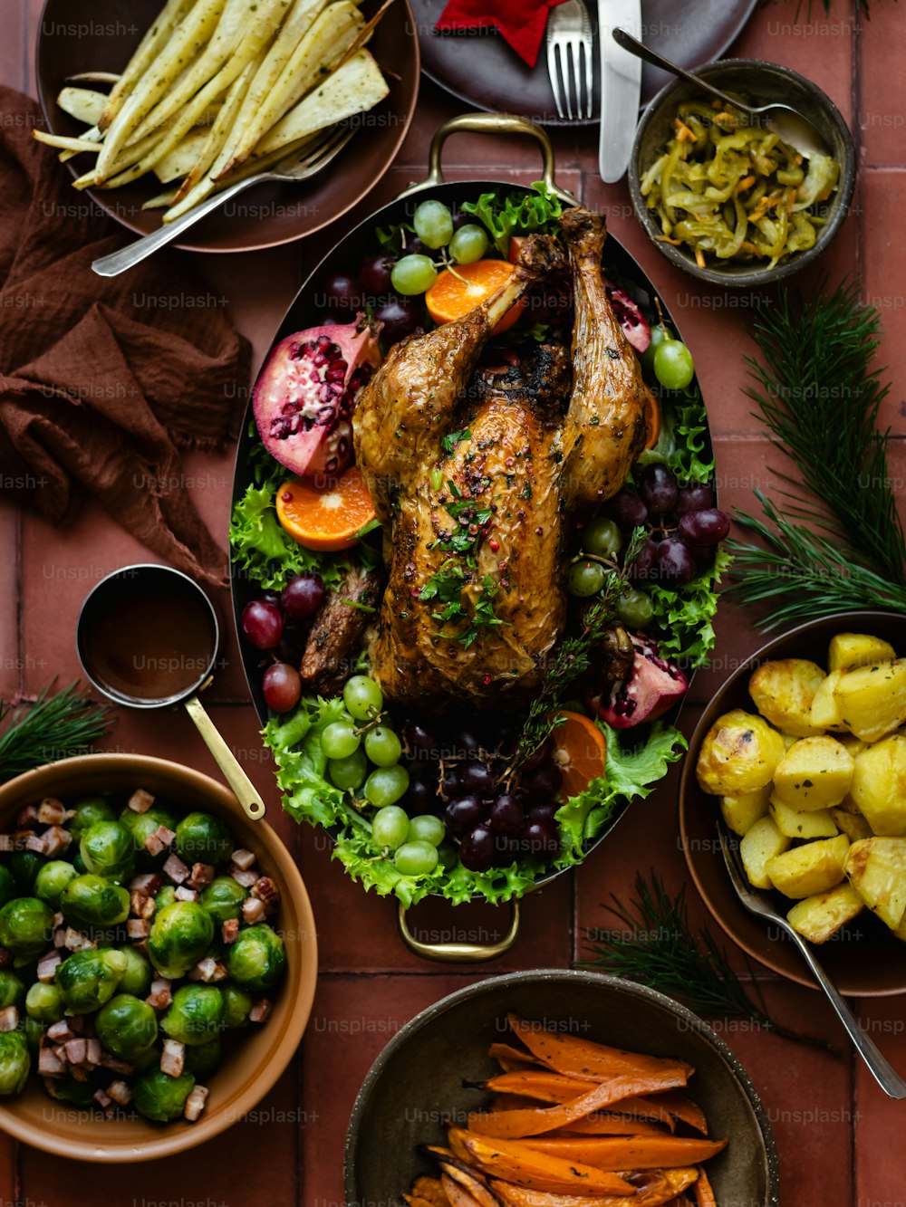 uma mesa coberta com pratos de comida e tigelas de legumes