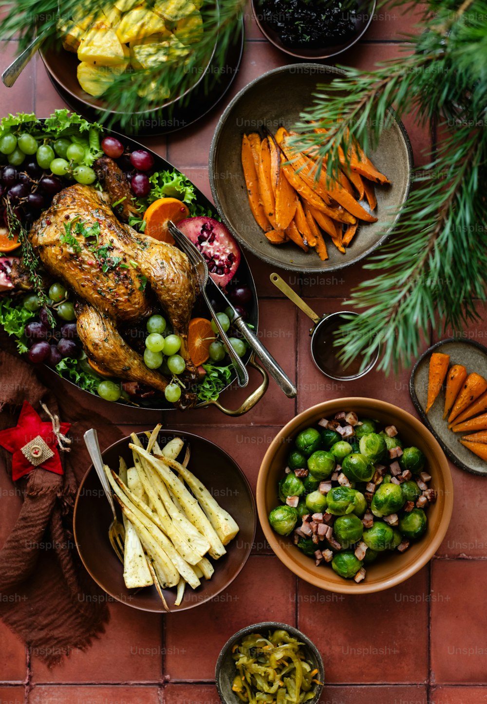 uma mesa coberta com pratos de comida e tigelas de legumes