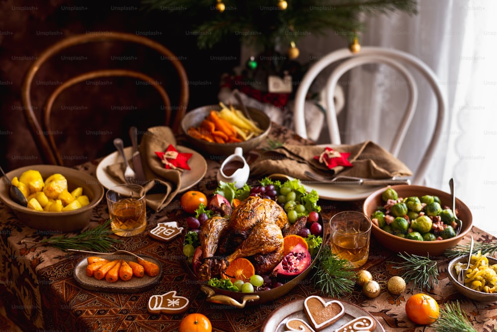 ein Tisch mit einem Truthahn, umgeben von Schalen mit Obst und Gemüse