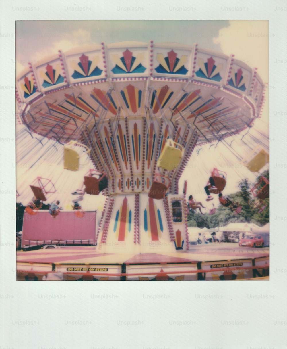 Uma foto antiga de um passeio de carnaval