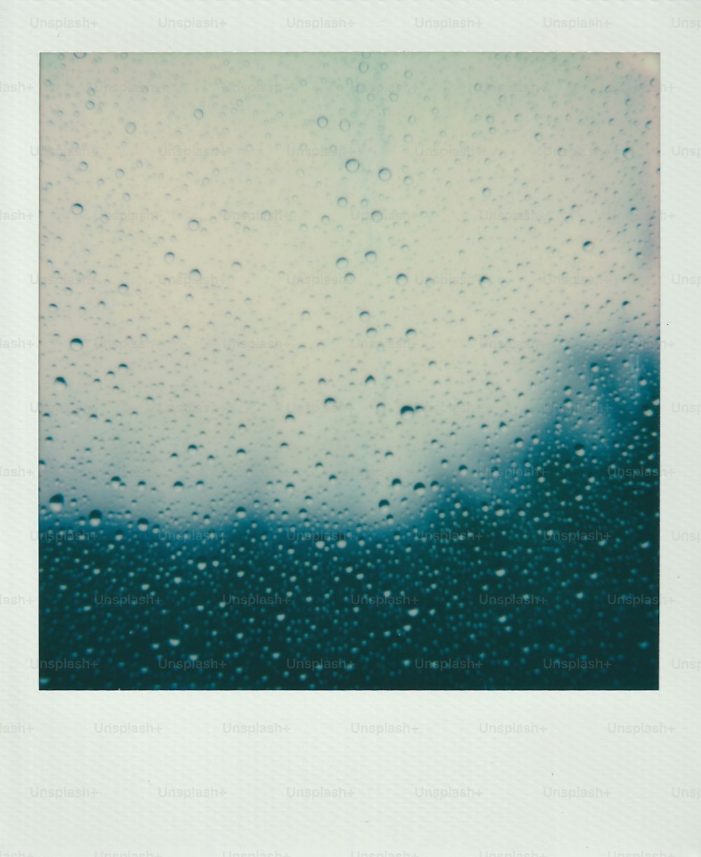 窓に落ちる雨粒の絵