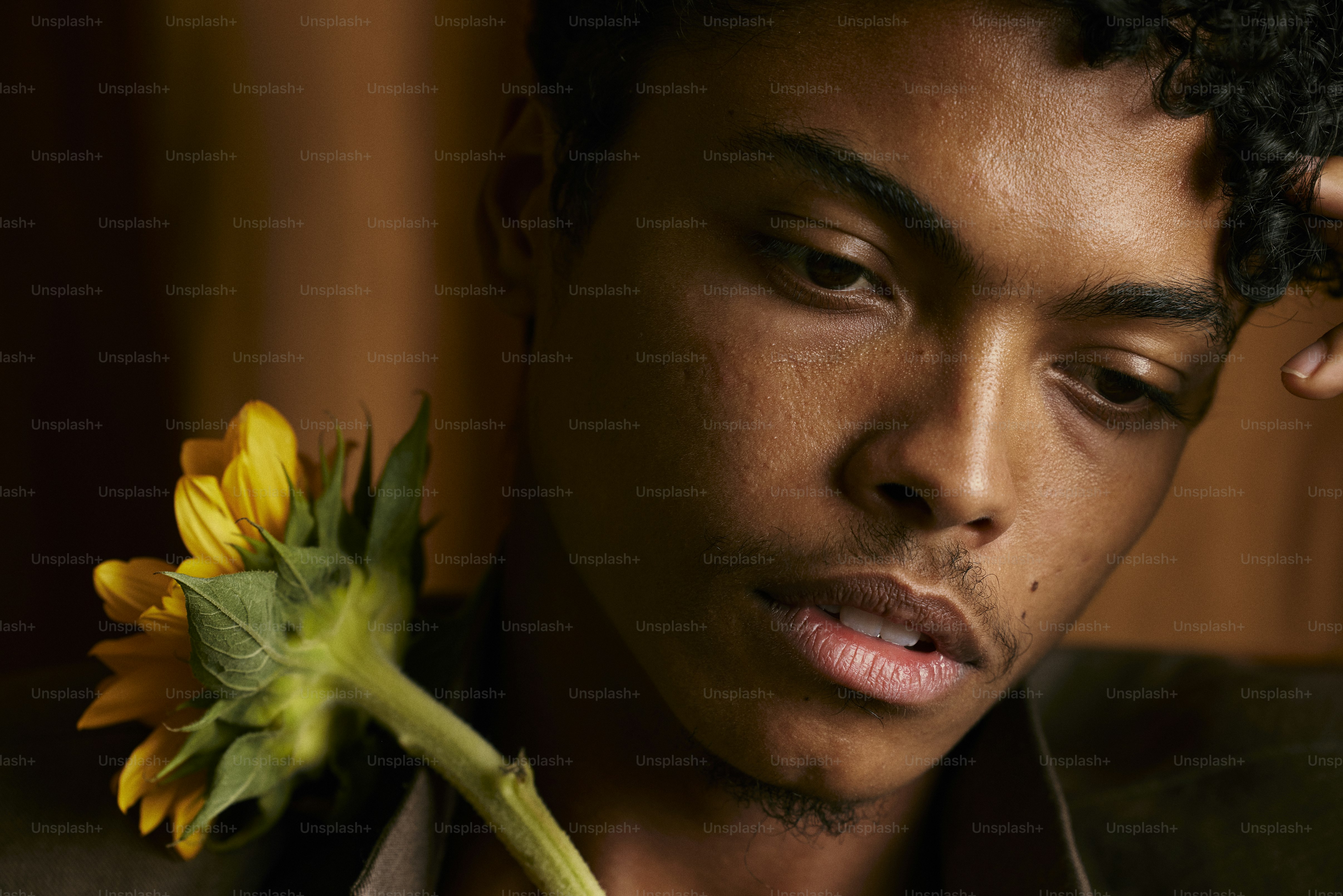 머리에 꽃을 꽂은 남자