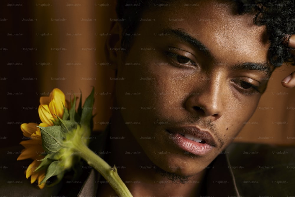 un homme avec une fleur dans les cheveux