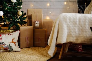 Un pequeño árbol de Navidad con regalos debajo de él