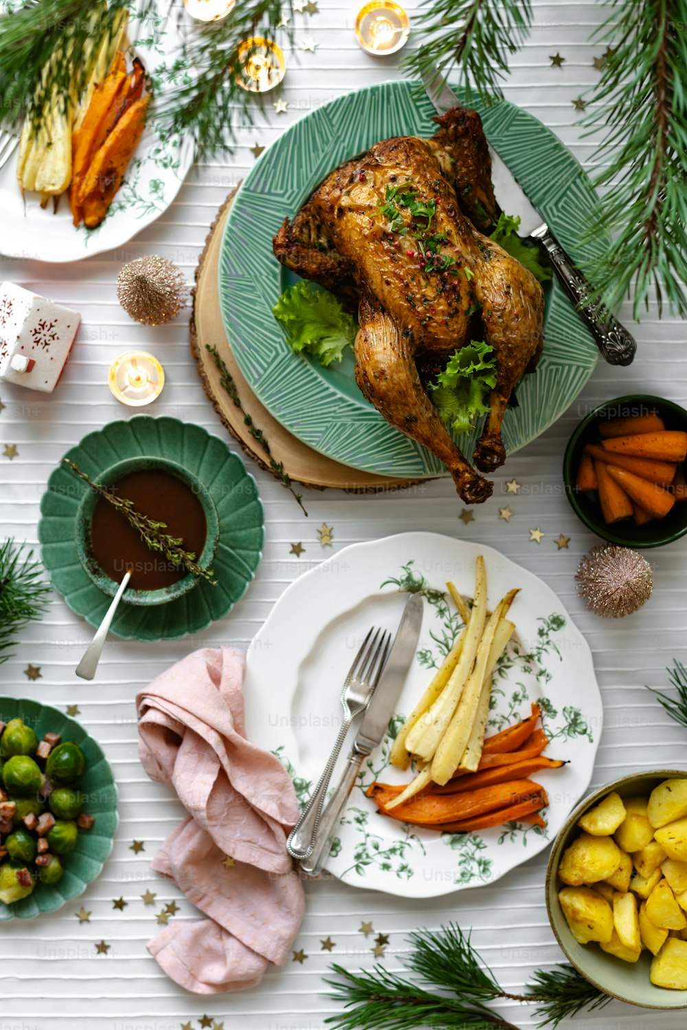 食べ物の皿と七面鳥で覆われたテーブル