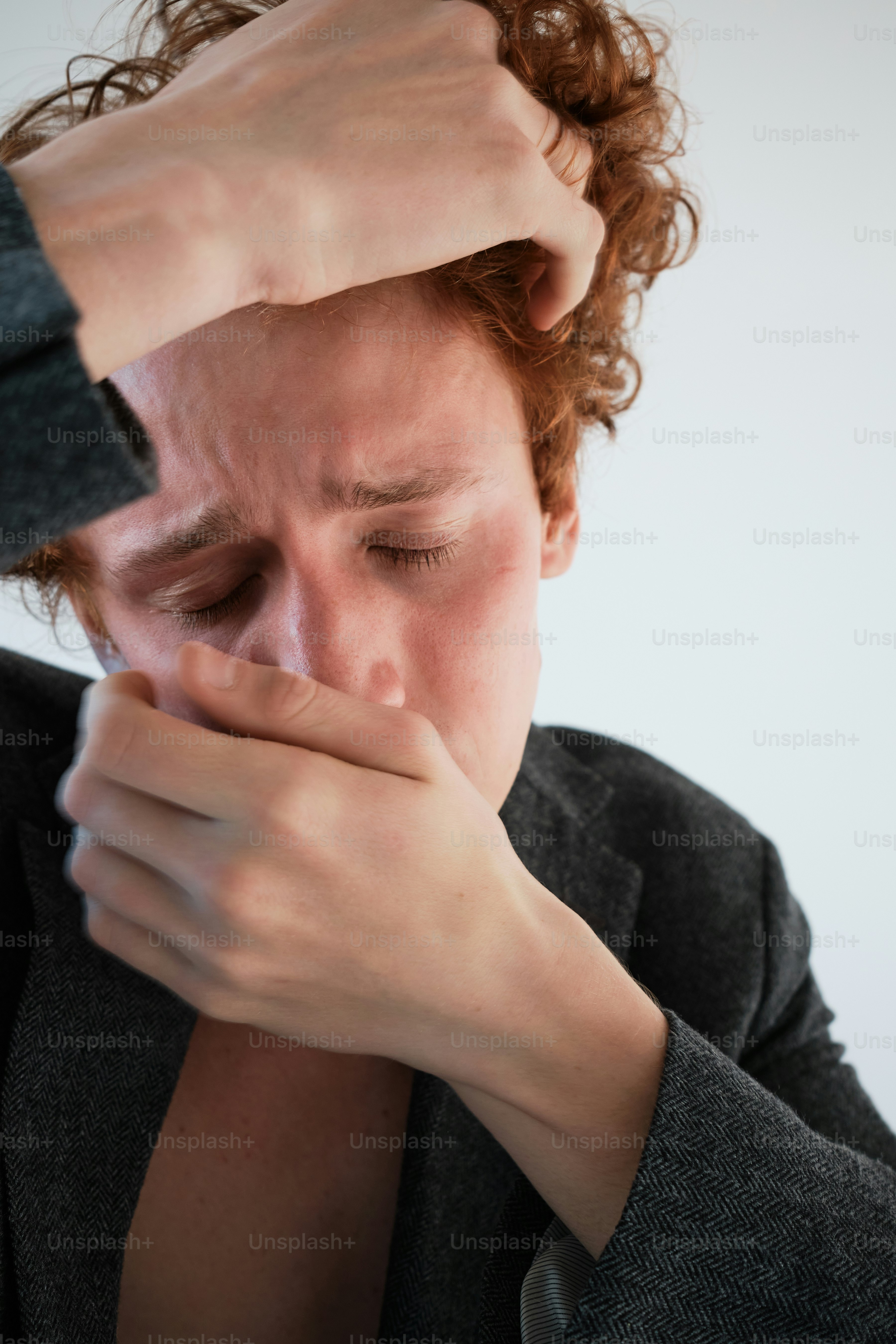 une femme se couvre le visage avec ses mains