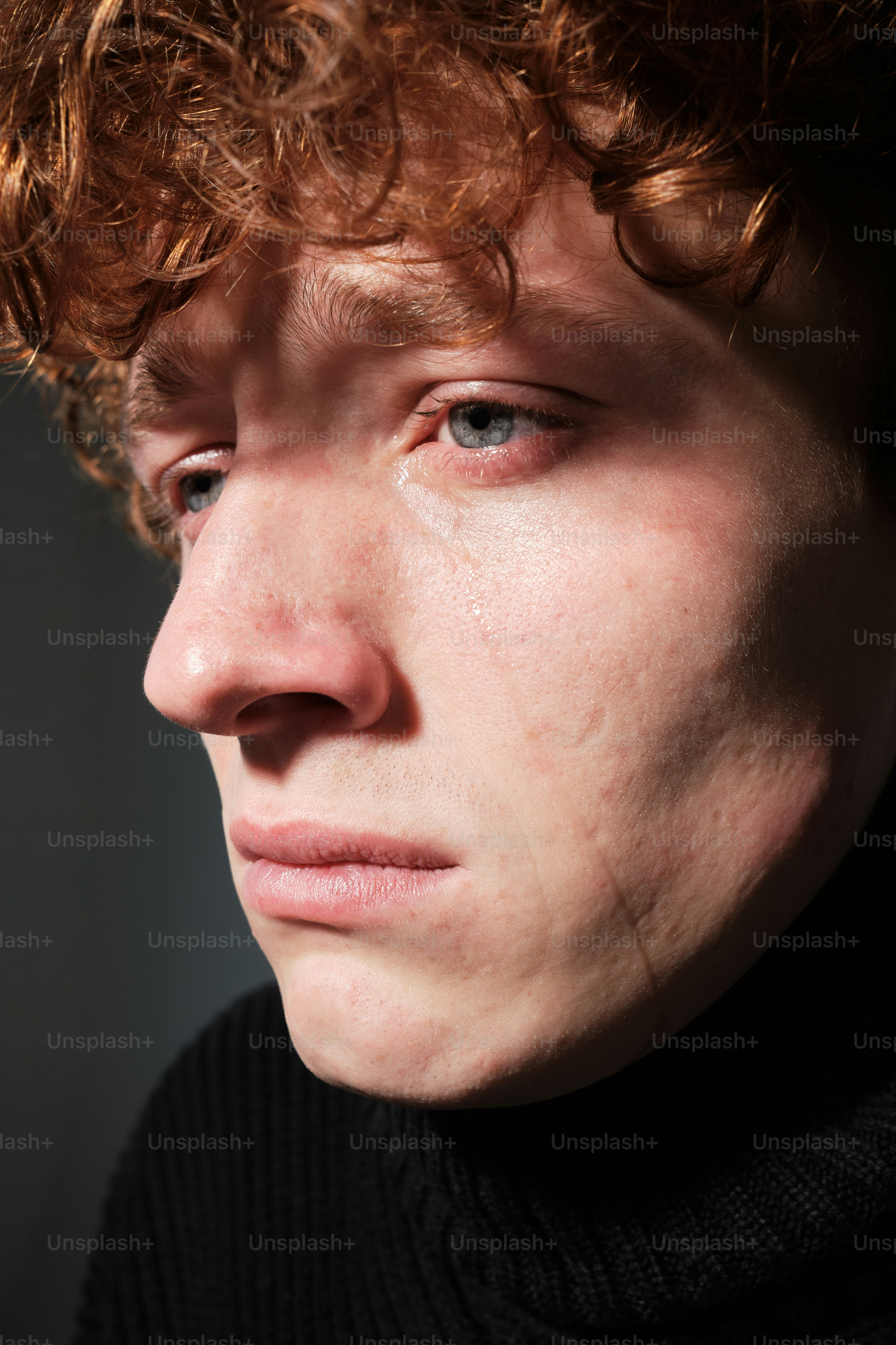 um close up de uma pessoa com cabelo cacheado