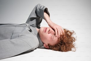 una donna con i capelli rossi sdraiata a terra