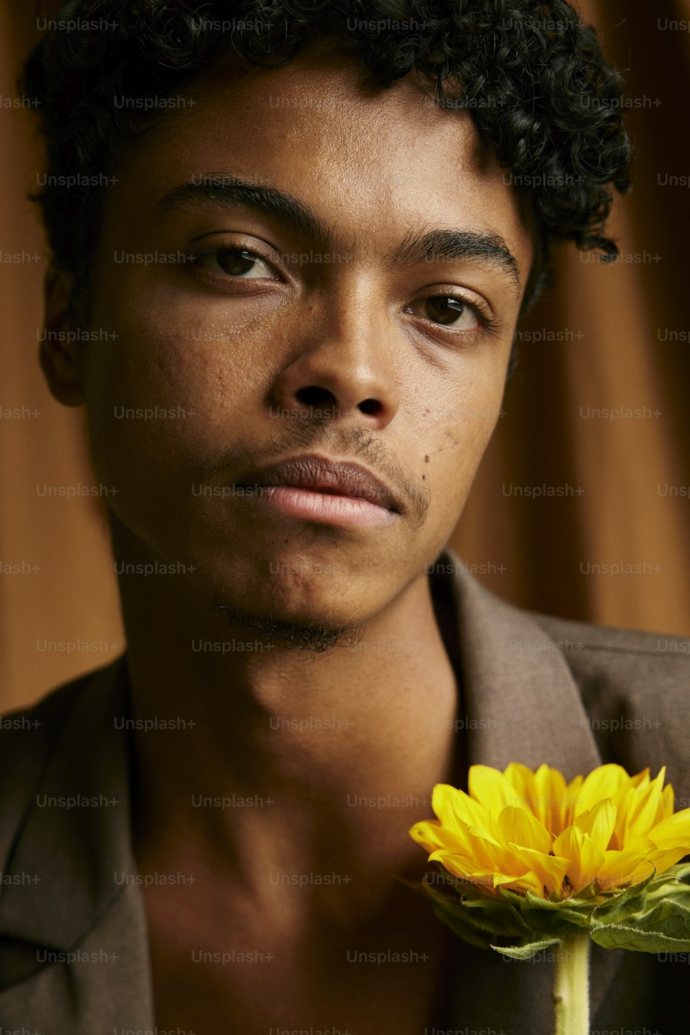 ein Mann mit einer Blume in der Hand