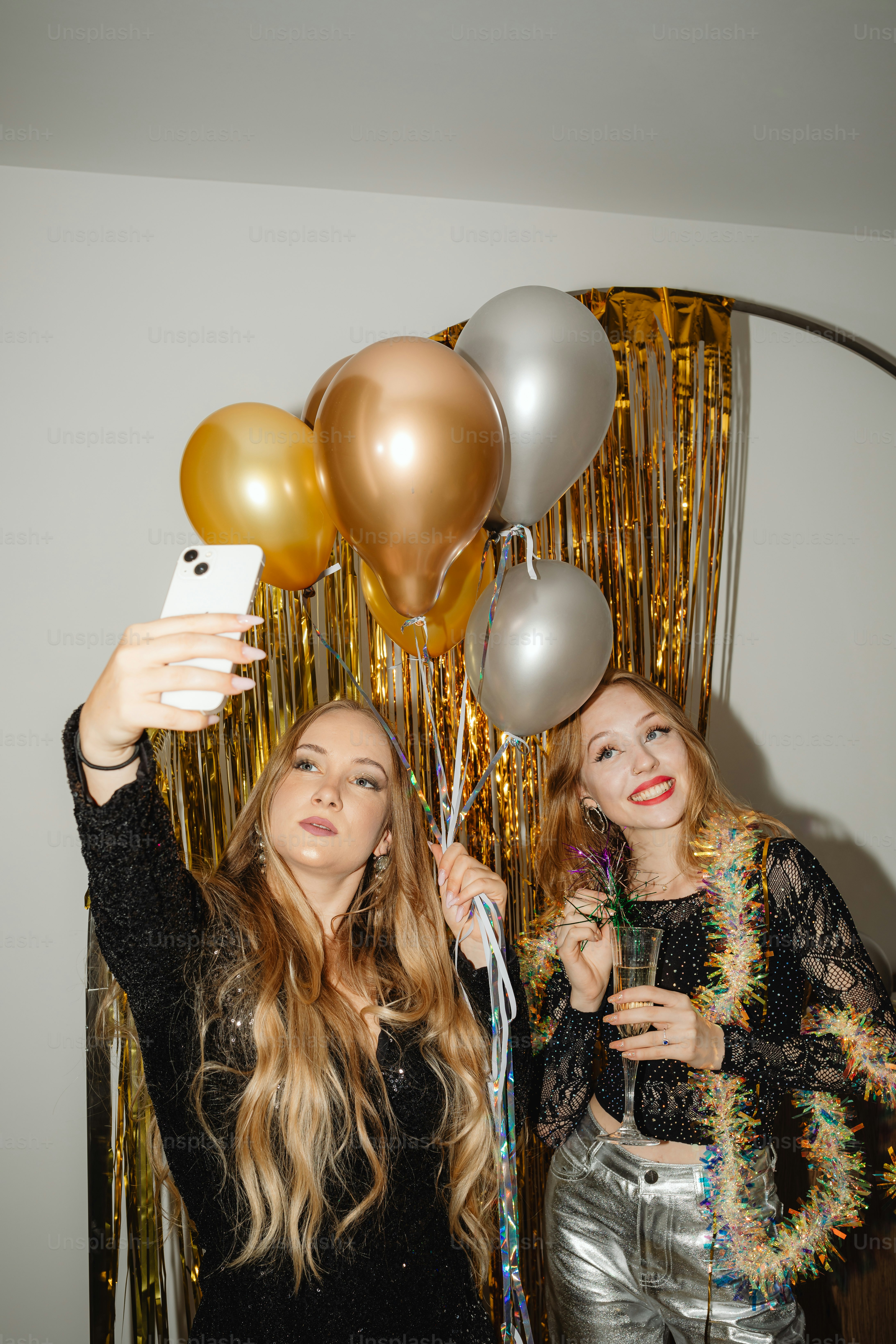 zwei schöne junge Frauen, die nebeneinander stehen