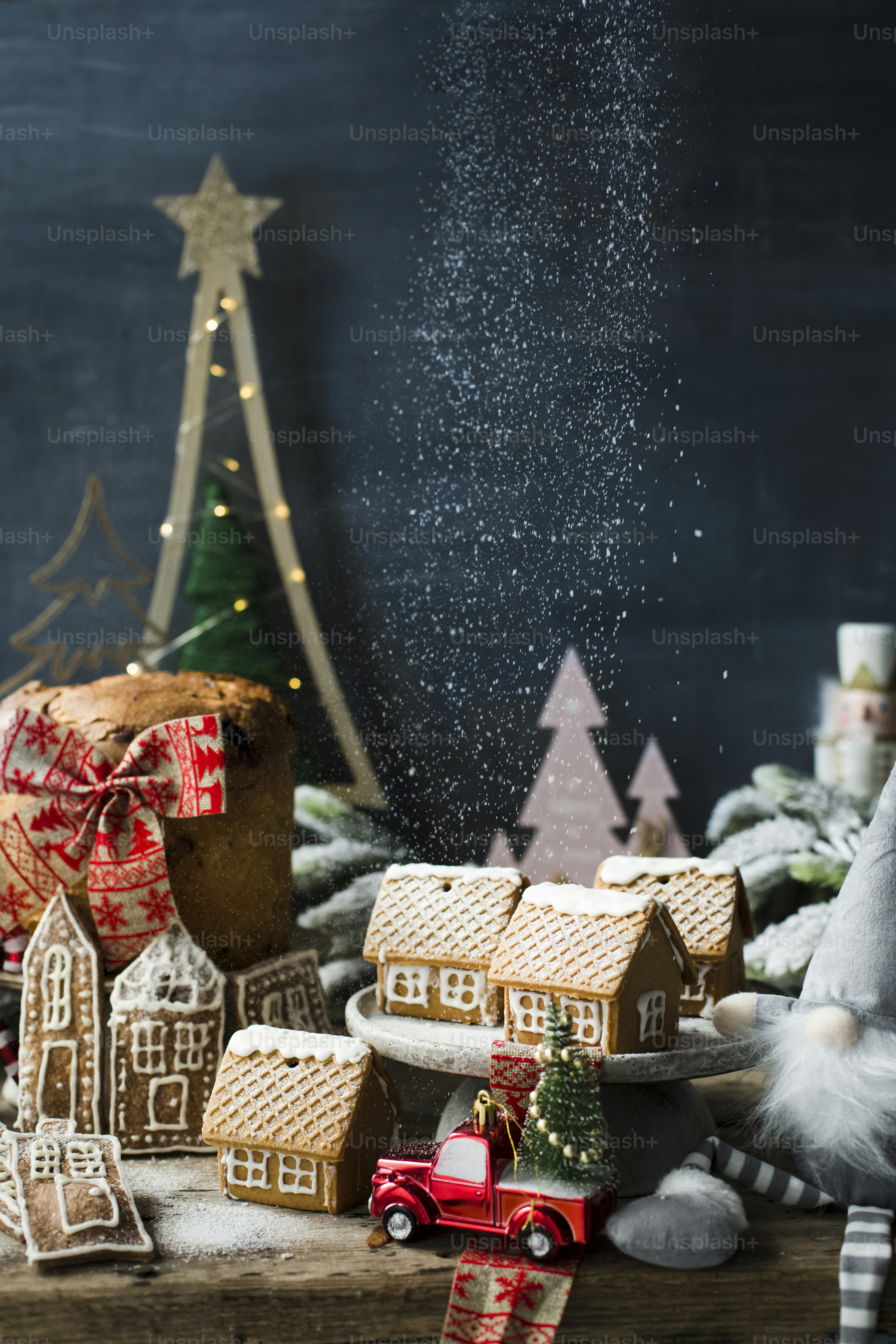 ein Holztisch mit viel Weihnachtsdekoration