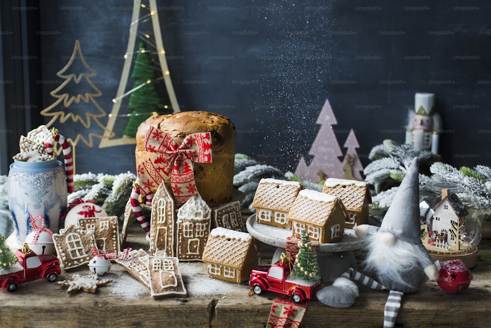 Una mesa de madera cubierta con muchos adornos navideños