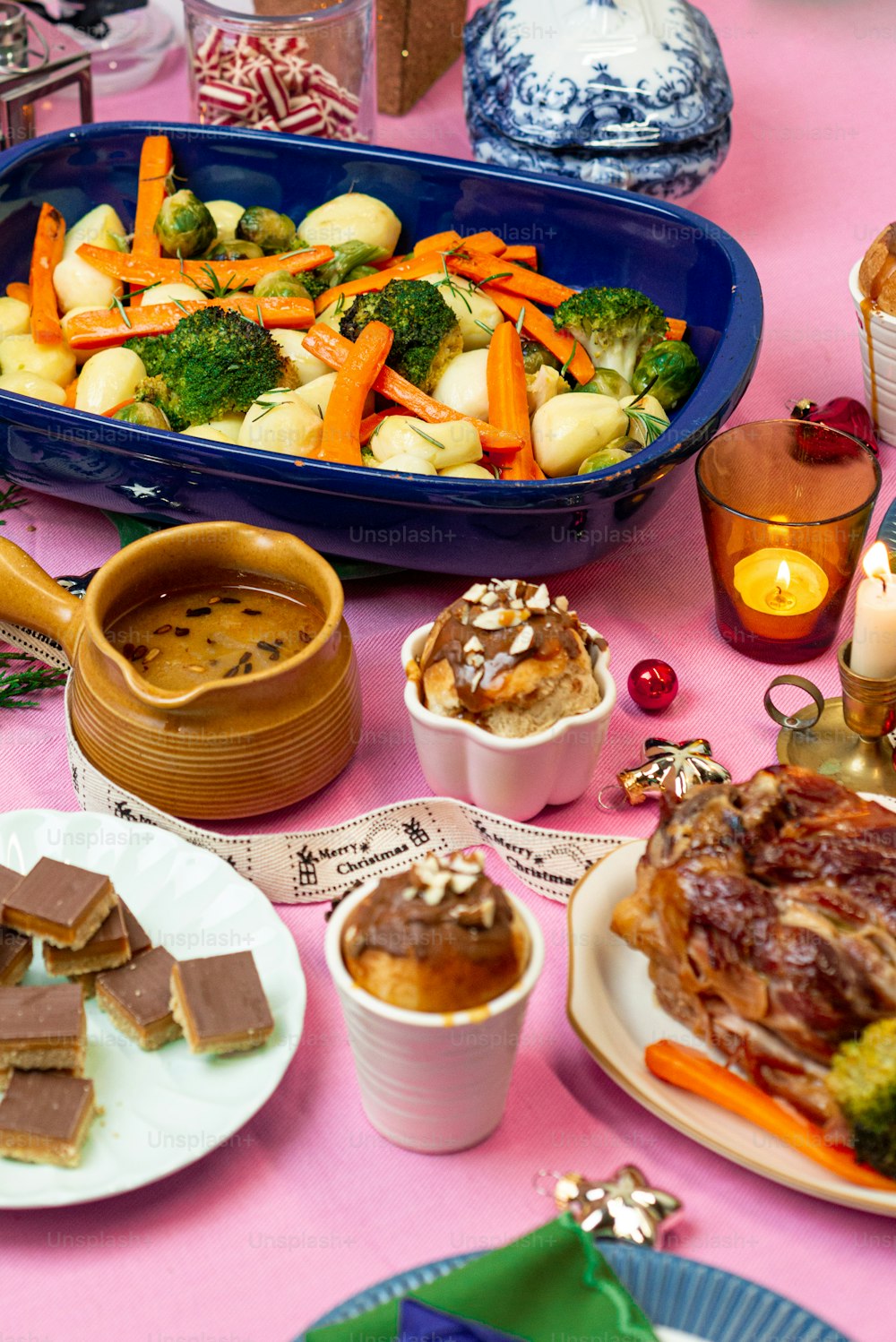 ein Tisch mit Tellern mit Essen und Schüsseln mit Suppe