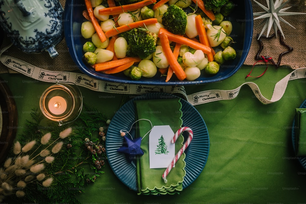 eine Schüssel mit Brokkoli, Karotten und anderem Gemüse